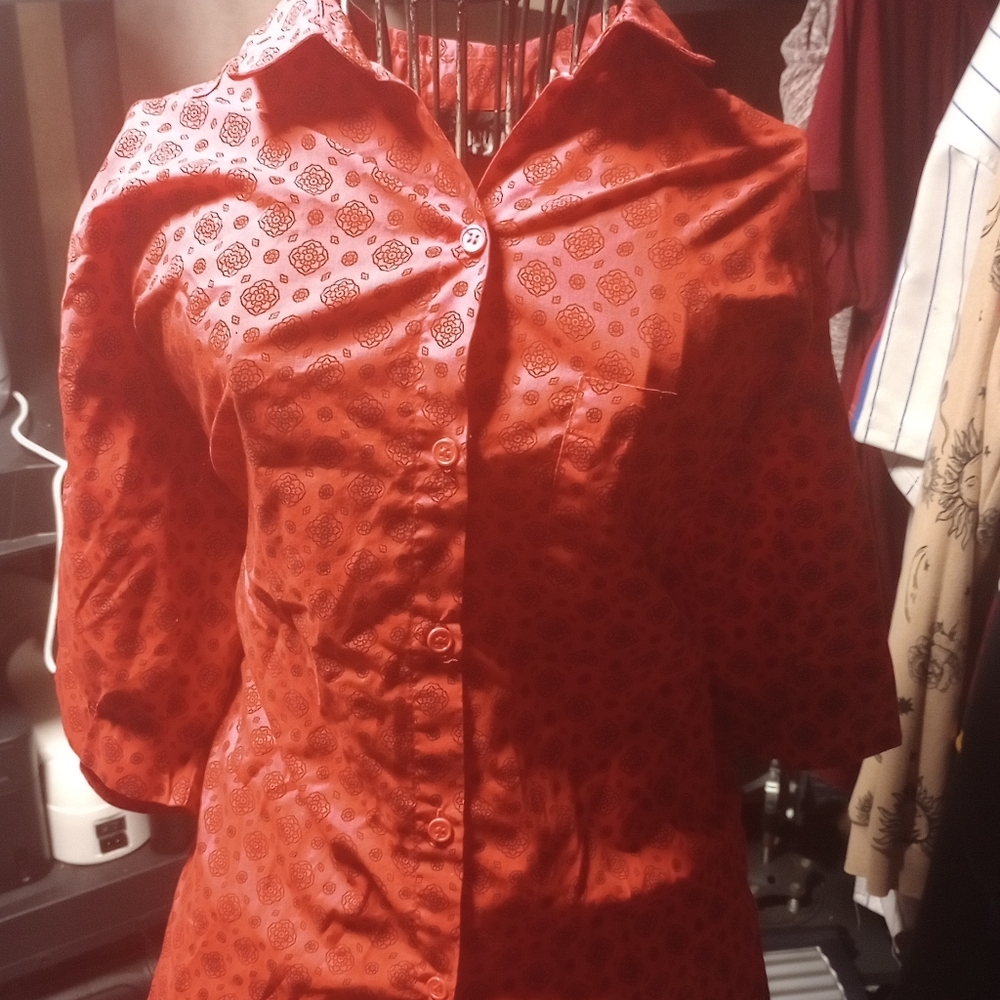 Tippy tops, red button up top size M